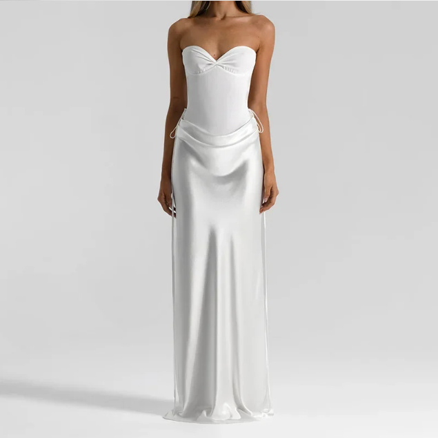 Elegantes trägerloses Maxikleid mit seitlicher Schleife und figurbetonter Passform