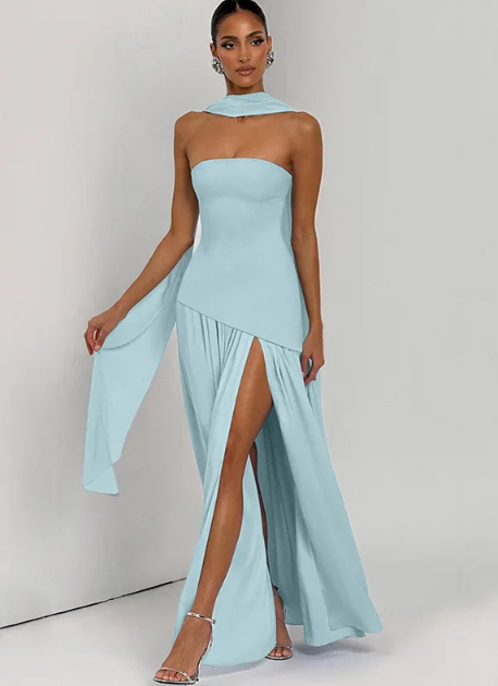 Elegantes trägerloses Maxikleid mit hohem Beinschlitz