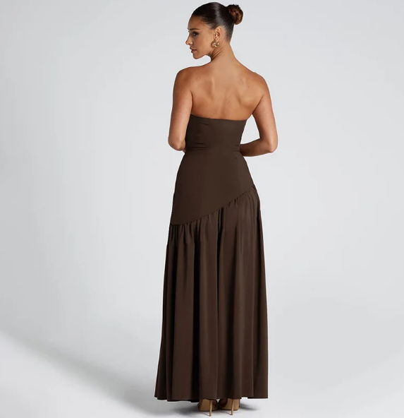 Elegantes trägerloses Maxikleid mit hohem Beinschlitz