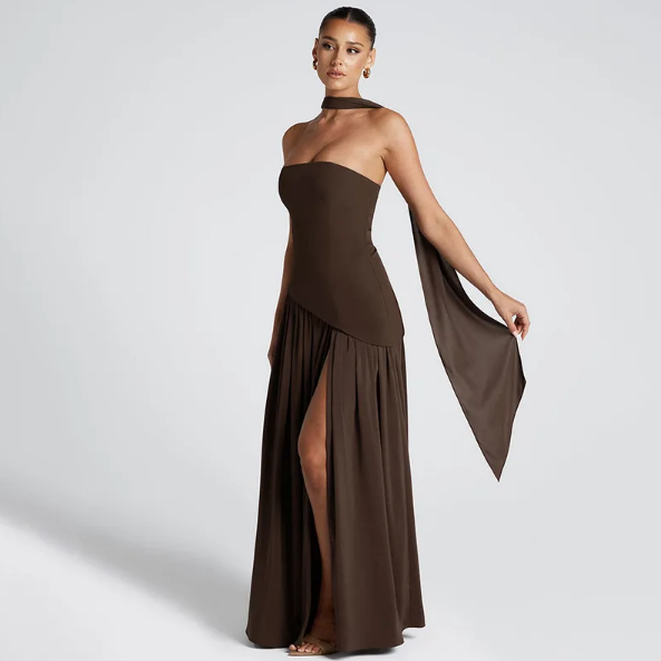 Elegantes trägerloses Maxikleid mit hohem Beinschlitz