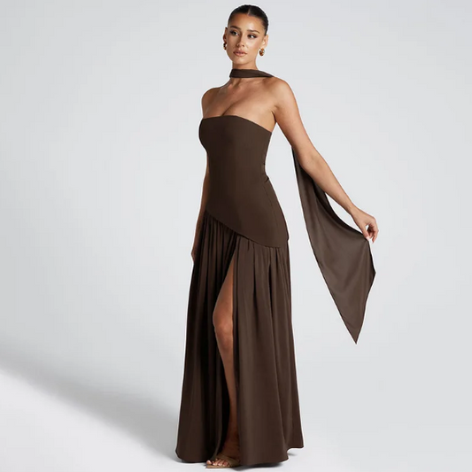 Elegantes trägerloses Maxikleid mit hohem Beinschlitz
