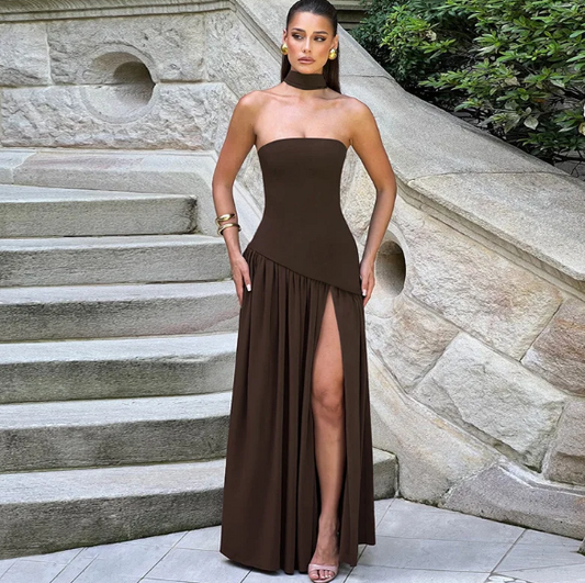 Elegantes trägerloses Maxikleid mit hohem Beinschlitz